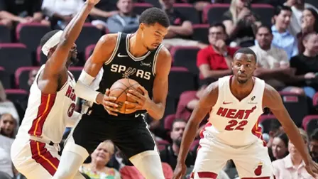Basketspelare i action under en NBA-match mellan Spurs och Heat, sänds live via Viking IPTV