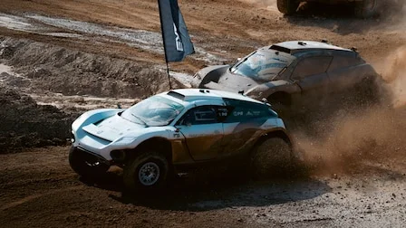 Rallybil i full fart genom ett grusigt och dammigt landskap, direktsänt via Viking IPTV