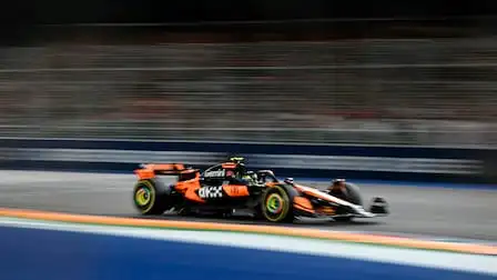 Formel 1-bil i hög hastighet på racerbanan, sänds direkt via Viking IPTV