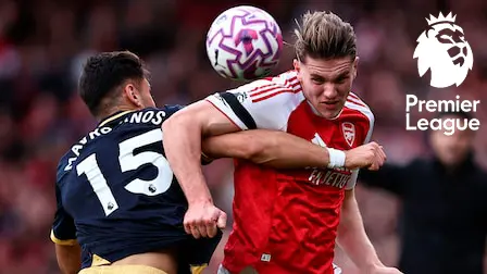 Två fotbollsspelare kämpar om bollen i huvudspel under en Premier League-match